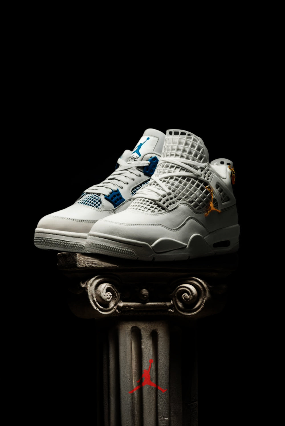 Paire de Air Jordan 4 blanches posée sur une colonne sculptée, mise en valeur sur fond noir avec le logo Jumpman rouge en bas.